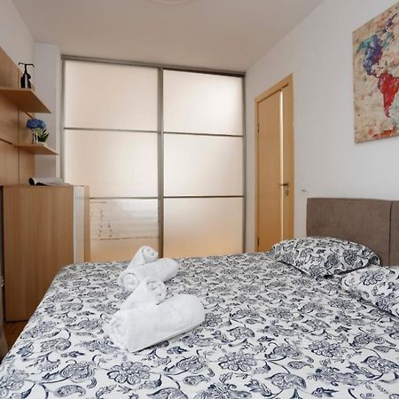 Lovely 2 Bedroom Apartment Near Old Town بوخارست المظهر الخارجي الصورة