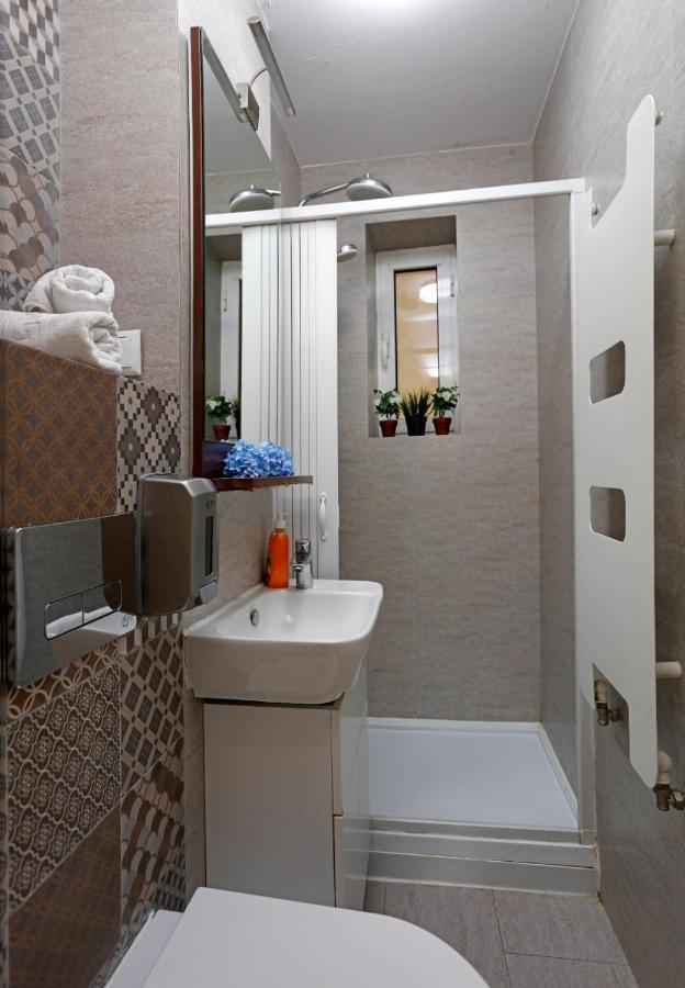 Lovely 2 Bedroom Apartment Near Old Town بوخارست المظهر الخارجي الصورة